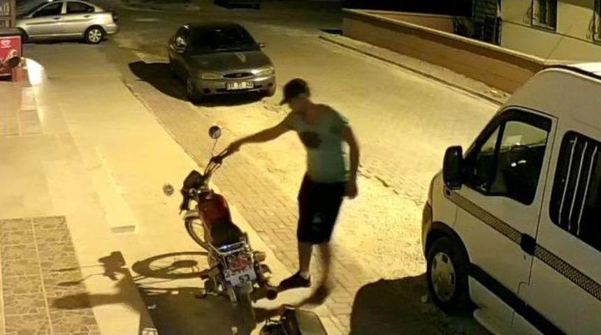 Motosiklet Hırsızları G&uuml;venlik Kamerasında