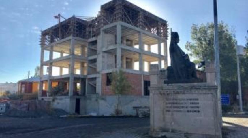 &Ccedil;ıldır Belediye Oteli Y&uuml;kseliyor