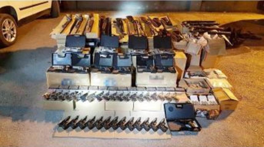Ş&uuml;pheli Kamyonetten &Ccedil;ok Sayıda Silah &Ccedil;ıktı