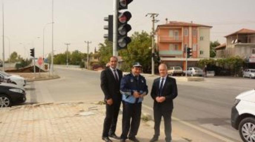 Başkan Acar, Trafik Işığı Monte Edilen Kavşakta İncelemelerde Bulundu