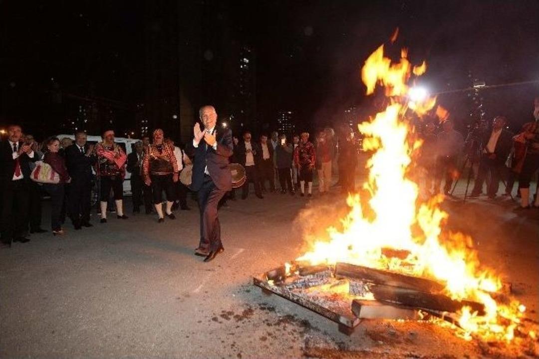 Yenimahalle&rsquo;de 93&rsquo;nc&uuml; Yıla &Ouml;zel Coşkulu Kutlama