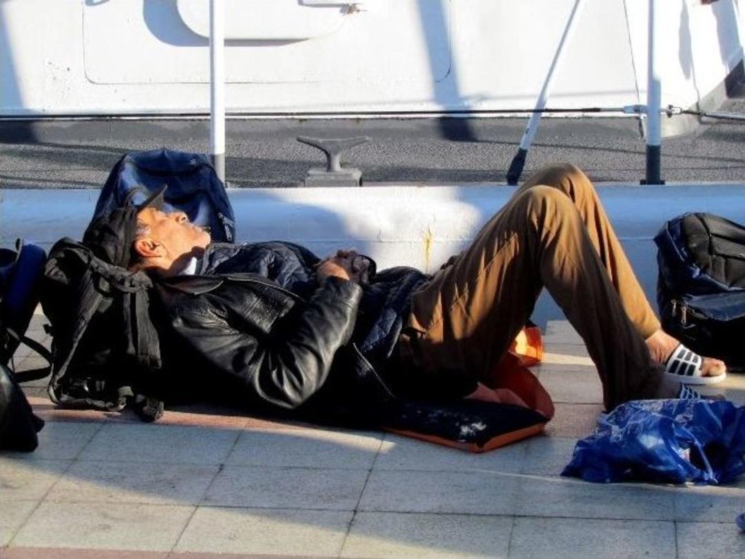 &Ccedil;eşme&rsquo;de İki Operasyonda 85 Sığınmacı Yakalandı