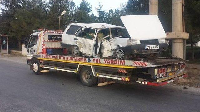 Sandıklı&rsquo;da Trafik Kazası: 2 Yaralı 1