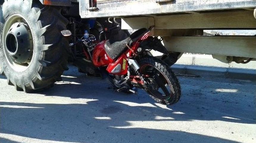 Motosiklet Trakt&ouml;r&uuml;n Altına Girdi: 1 Yaralı