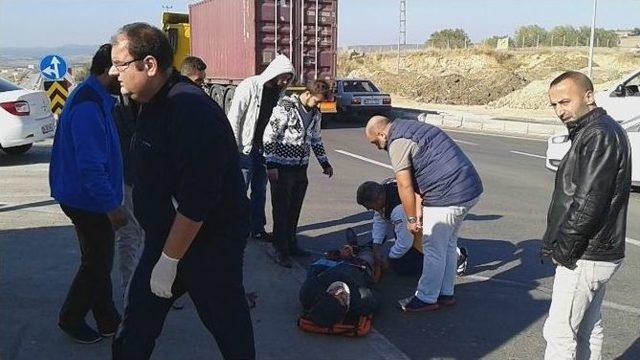 Motosiklet Traktörün Altına Girdi: 1 Yaralı