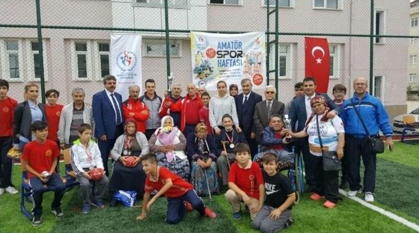 Yaşlılar Ve Protokol, &Ccedil;ocuklar İ&ccedil;in Bocce Ma&ccedil;ı Yaptı