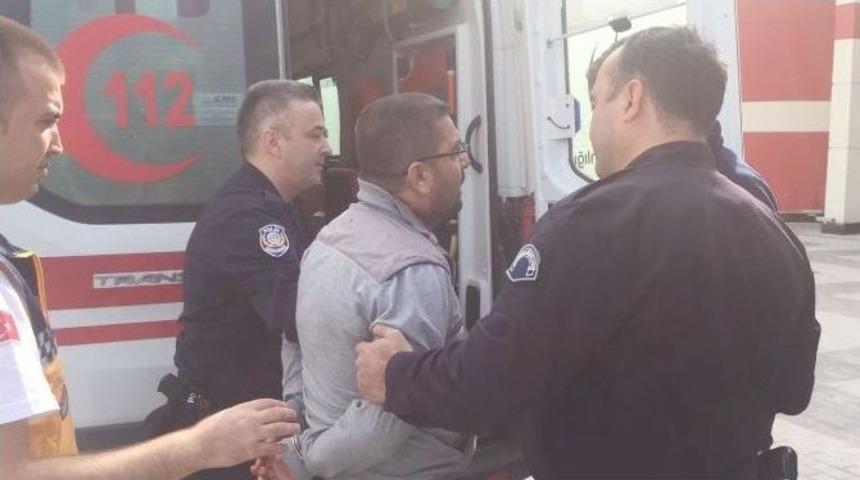 Valilik &Ouml;n&uuml;nde Kendini Jiletle Yaraladı