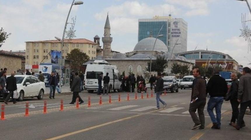 Otob&uuml;s Durağında Unutulan Bavullar, Polisi Alarma Ge&ccedil;irdi