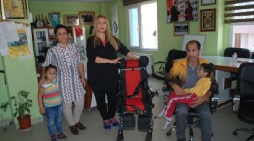 Engelli &Ccedil;ocuğa Tekerlekli Sandalye Desteği
