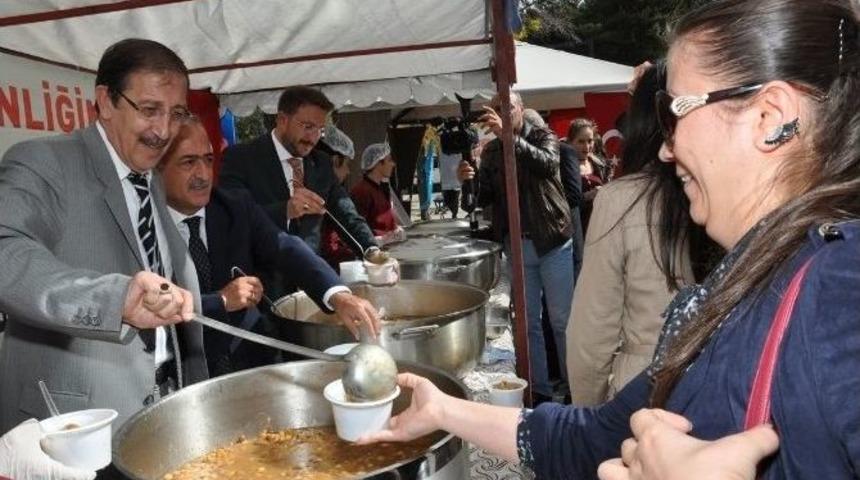 Paland&ouml;ken Belediyesi, Atat&uuml;rk &Uuml;niversitesine Aşure İkram Etti