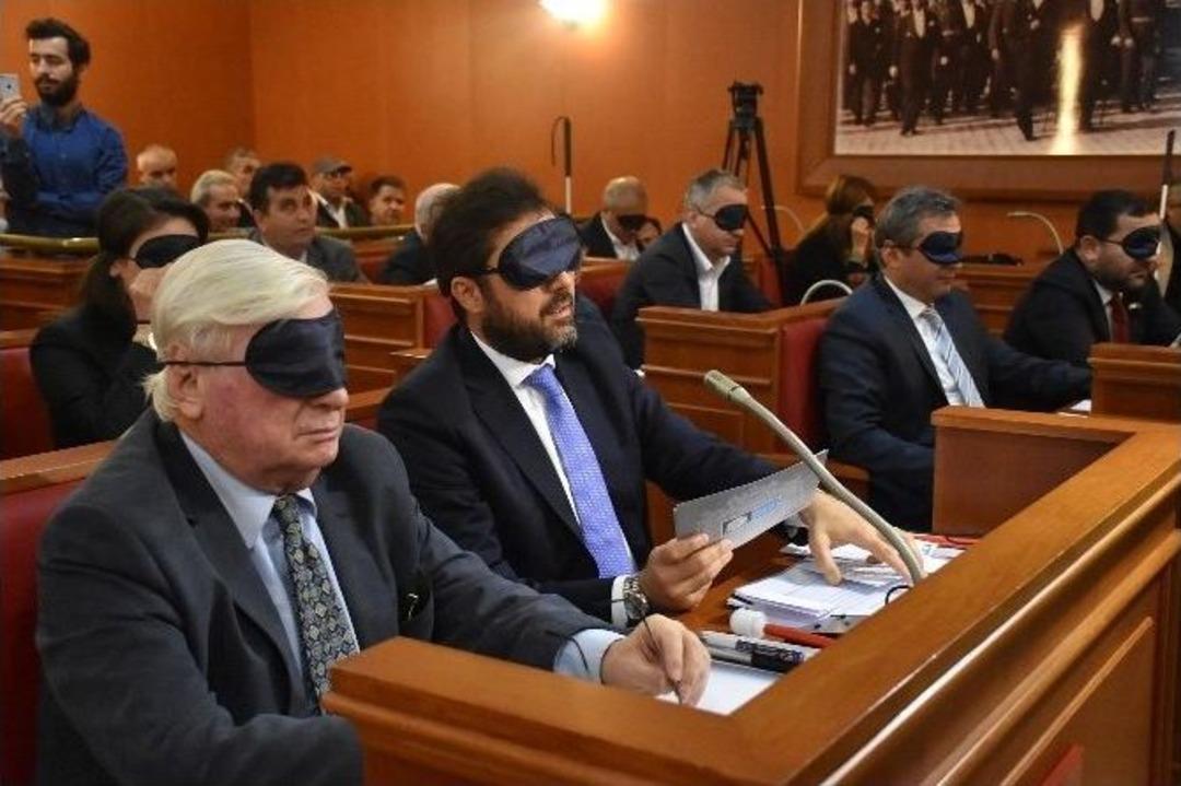 Meclis Toplantısına G&ouml;zleri Kapalı Ve Ellerinde Beyaz Bastonla Katıldılar