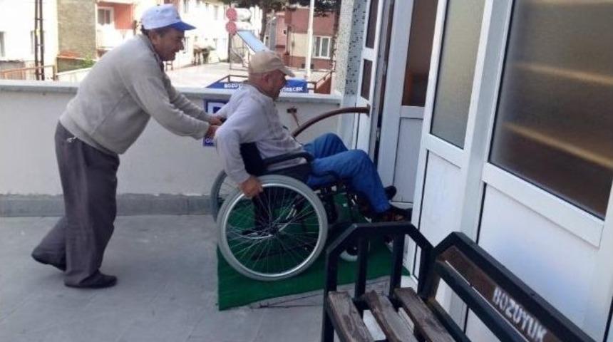 Engelli Vatandaşlar İ&ccedil;in Camiye Engelli Rampası Yaptılar