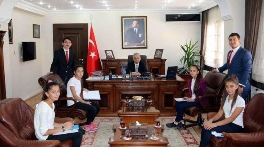 &Ouml;ğrenciler Vali Toprak İle R&ouml;portaj Yaptı