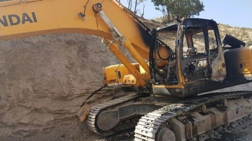 Ter&ouml;ristler Ateşe Verdikleri İş Makinesine Eyp Tuzakladı