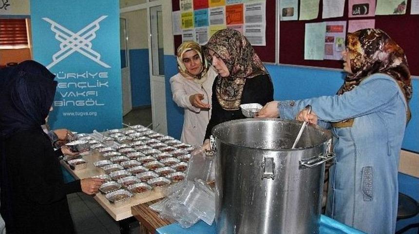 Bing&ouml;l&rsquo;de 700 &Ouml;ğrenciye Aşure Dağıtıldı