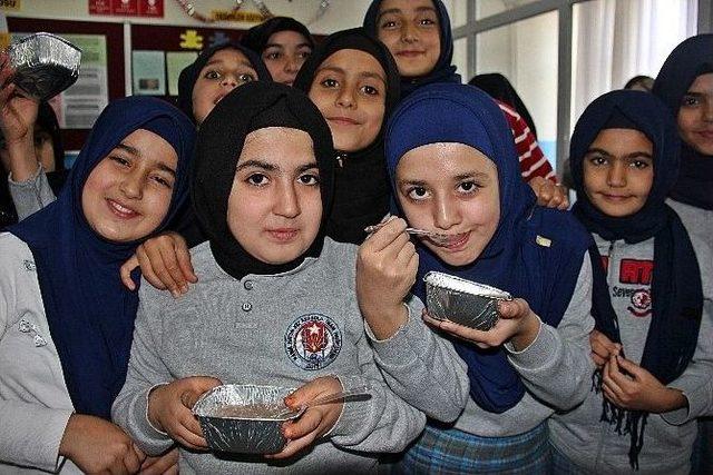 Bing&ouml;l&rsquo;de 700 &Ouml;ğrenciye Aşure Dağıtıldı 2