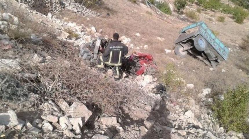 Trakt&ouml;r Şarampole Yuvarlandı