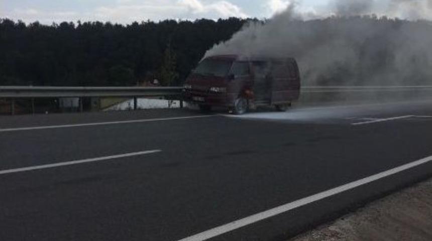 Seyir Halindeki Panelvan Yandı