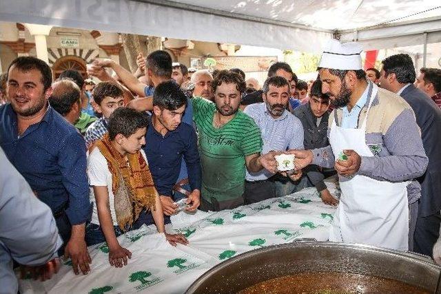 Fadıloğlu Aşure İkramında Bulundu