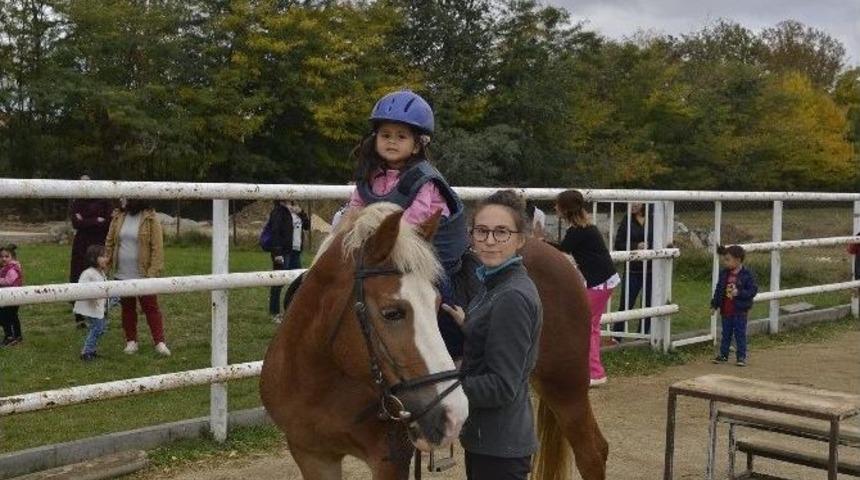 Binlerce &Ccedil;ocuk Ata Binmenin Keyfini Yaşadı