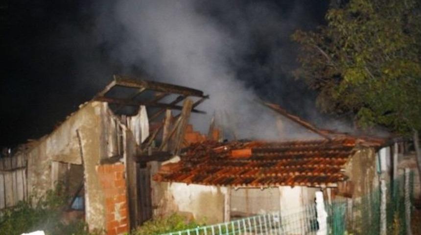 Hisarcık&rsquo;ta Bağ Evlerinden Hırsızlık Ve Kundaklama Sonucu Ahır Yangını