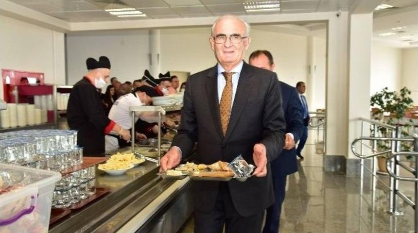 Başkan Yılmaz Yemeğini Öğrenci Kantininde Yedi