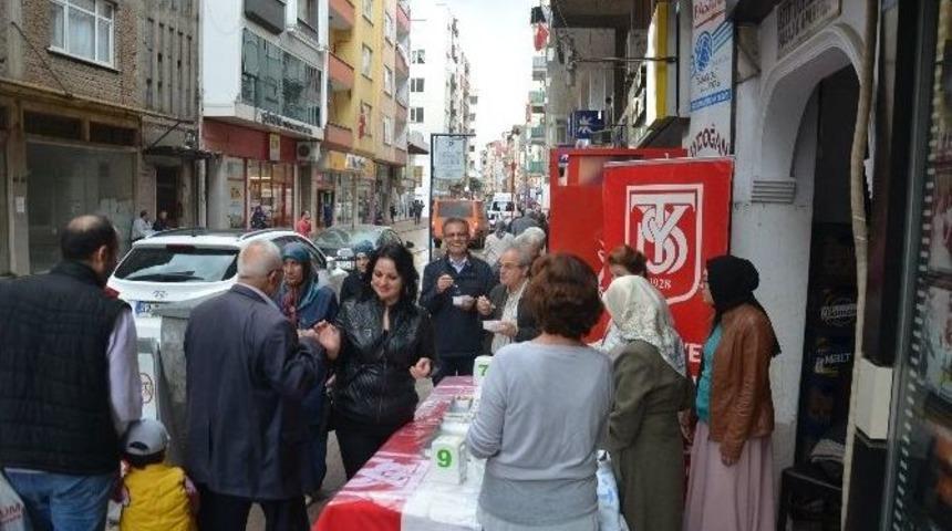 Fatsa’da Yardım Sevenler Aşure Dağıttı