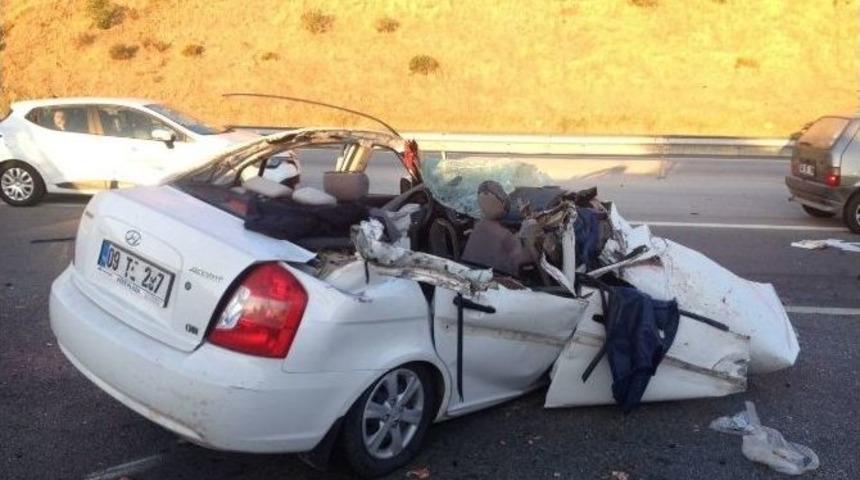 D&uuml;ğ&uuml;n Hazırlığı Yapan &Ccedil;ifti Kaza Ayırdı, Yola Savrulan Davetiye G&ouml;renleri Ağlattı