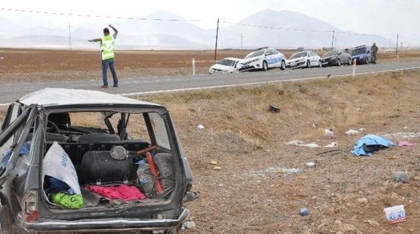 Otomobille Kamyonet &Ccedil;arpıştı: 1 &Ouml;l&uuml;, 1&rsquo;i Ağır 5 Yaralı