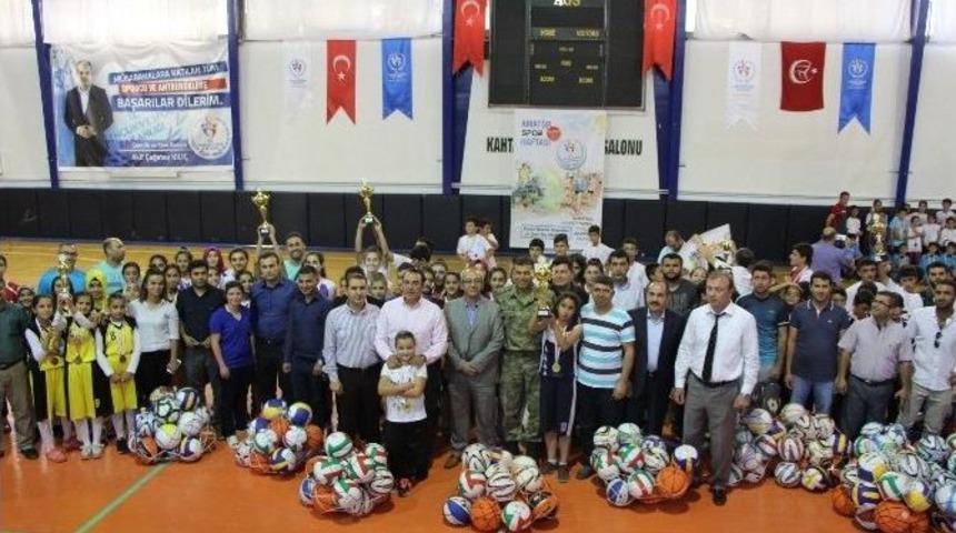 Okullara Spor Malzemesi Yardımı Yapıldı