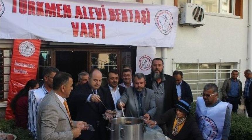 T&uuml;rk Kızılayı Ve T&uuml;rkmen Alevi Bektaşi Derneği &Uuml;yeleri Aşure Dağıttı