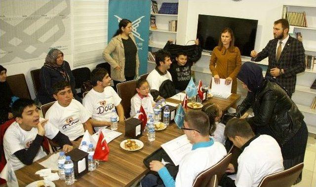 T&uuml;gva&rsquo;dan Down Sendromlu &Ccedil;ocuklara Sertifika 1