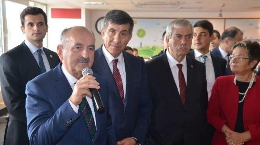 Bakan M&uuml;ezzinoğlu &Ouml;ğle Yemeğini Lastik İş&ccedil;ileriyle Yedi