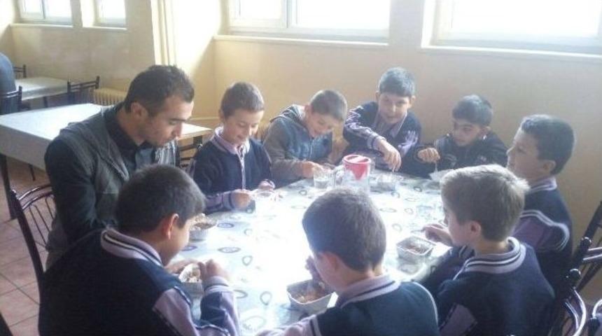 Semerkand Vakfı&rsquo;ndan &Ouml;ğrencilere Aşure