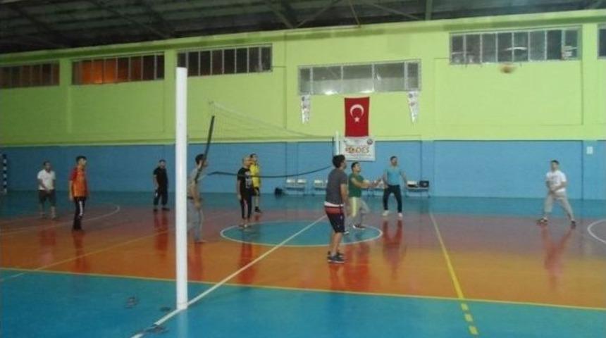 Silopi&rsquo;de Sağlık &Ccedil;alışanlarından Voleybol Ma&ccedil;ı
