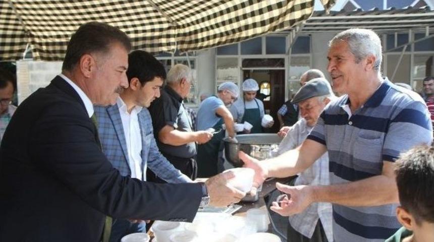 Başkan Tuna, Aşure Dağıttı