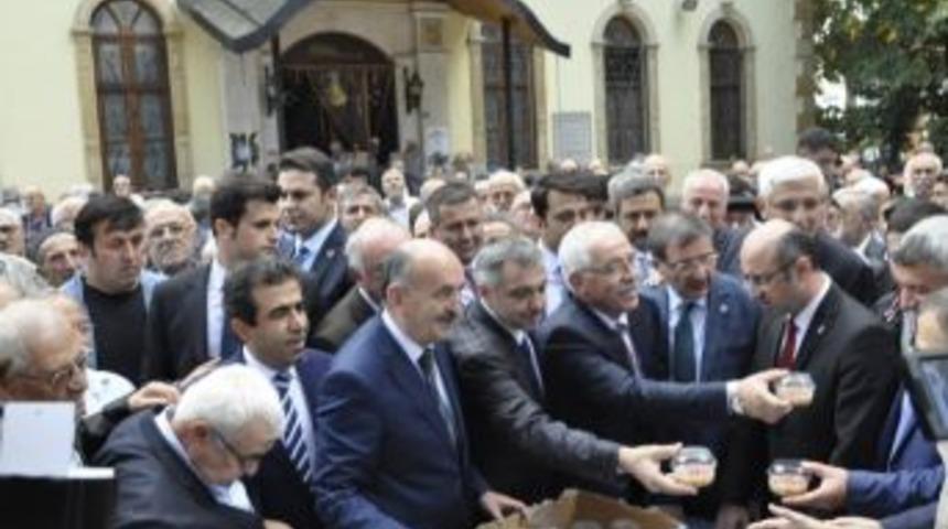 Bakan M&uuml;ezzinoğlu, Vatandaşlara Aşure Dağıttı