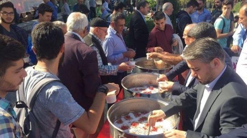 Şehzadeler&rsquo;de Aşure İkramı Devam Ediyor