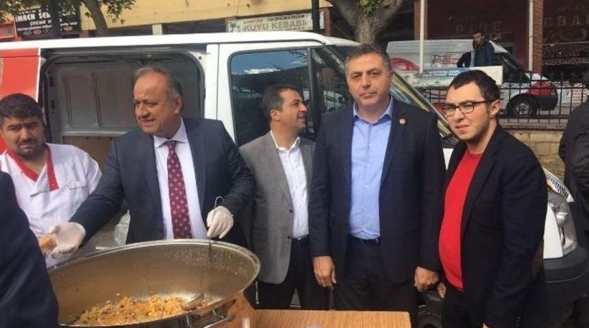 Başkan Babaş, Cemaate Aşure İkram Etti