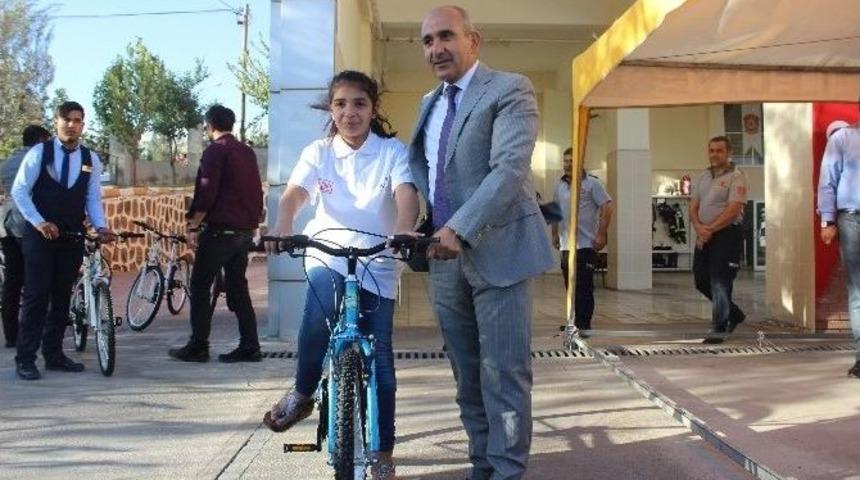 60 Ortaokul &Ouml;ğrencisine Bisiklet Dağıtıldı