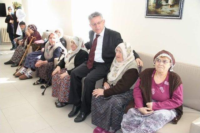 Yozgat Belediye Başkanı Kazım Arslan, Huzurevinde Yaşlıları Ziyaret Etti