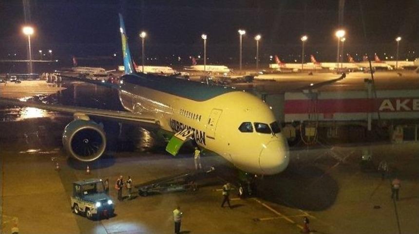 &Ouml;zbekler&rsquo;in İlk 787 Dreamliner U&ccedil;ağına &lsquo;su Takı&rsquo; İle Karşılama