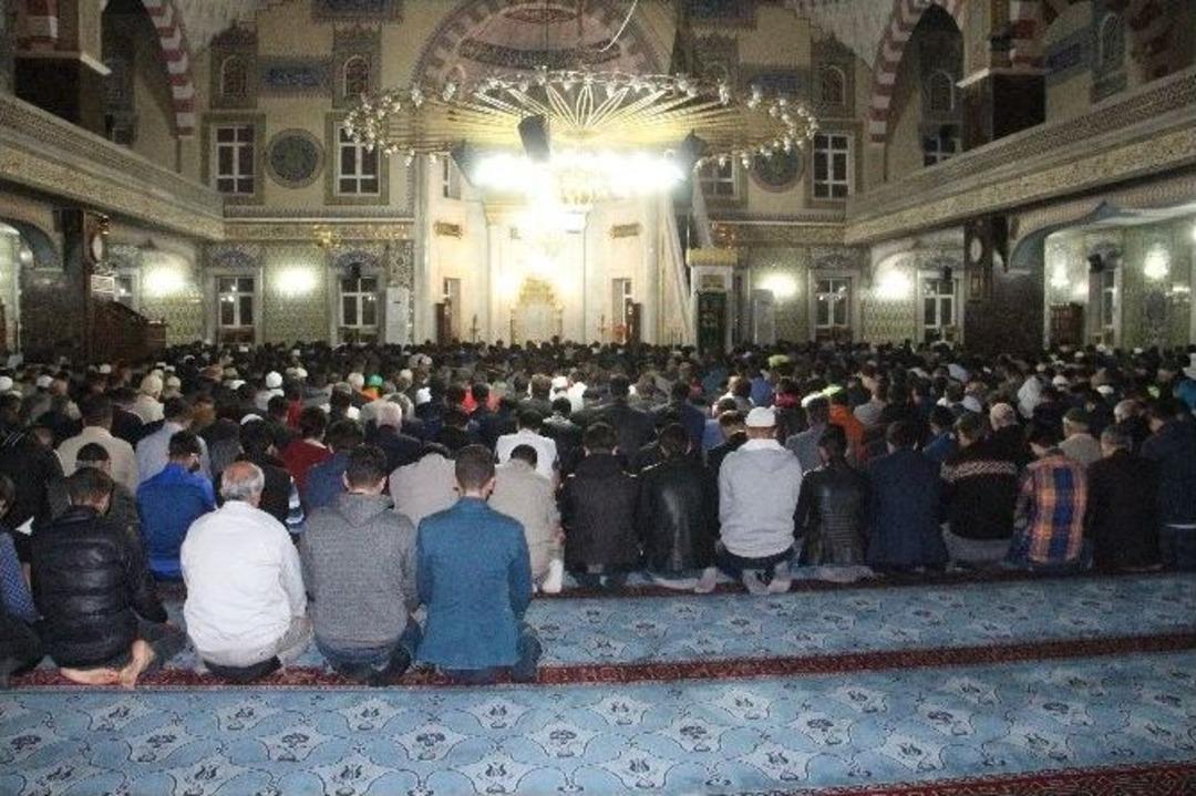 Gen&ccedil;ler, 15 Temmuz Ruhuyla Sabah Namazında Buluştu