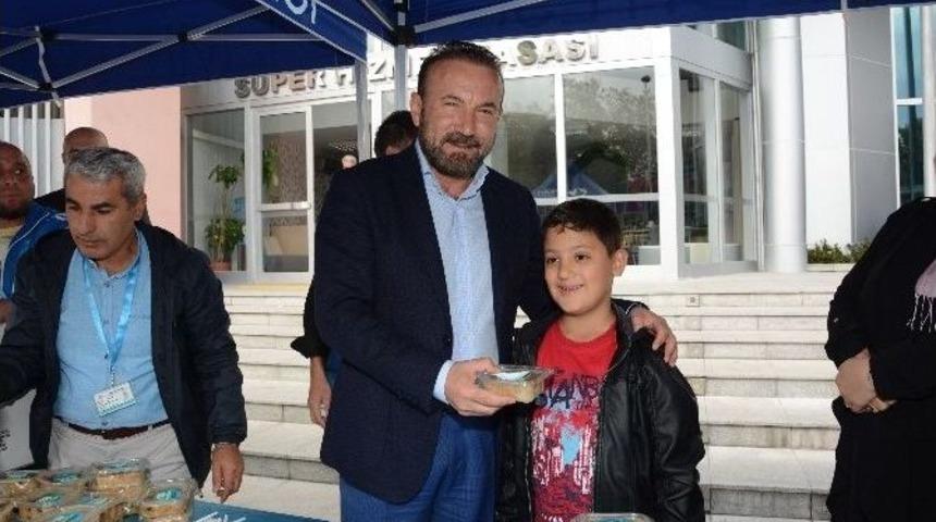 İzmit Belediyesi 6 Bin 500 Aşure Dağıttı