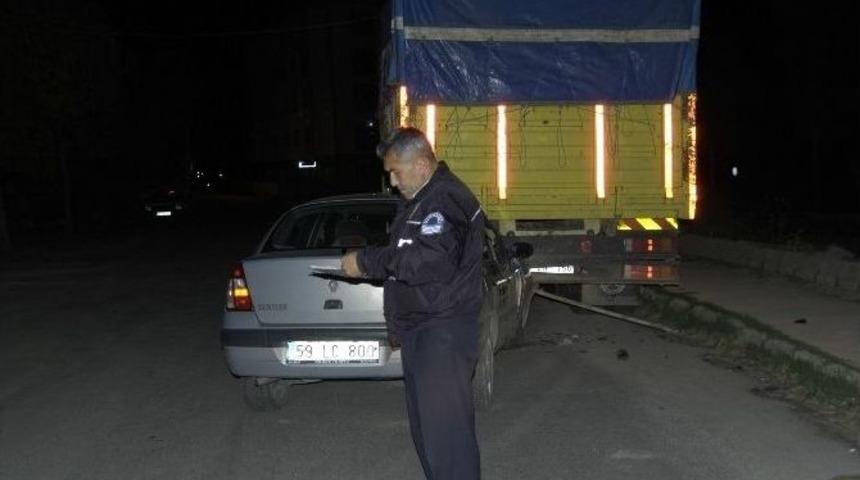 Otomobil Park Halindeki Kamyona Arkadan &Ccedil;arptı: 2 Yaralı