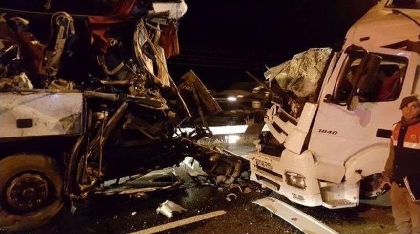 Karab&uuml;k&rsquo;te Trafik Kazası: 4 Yaralı