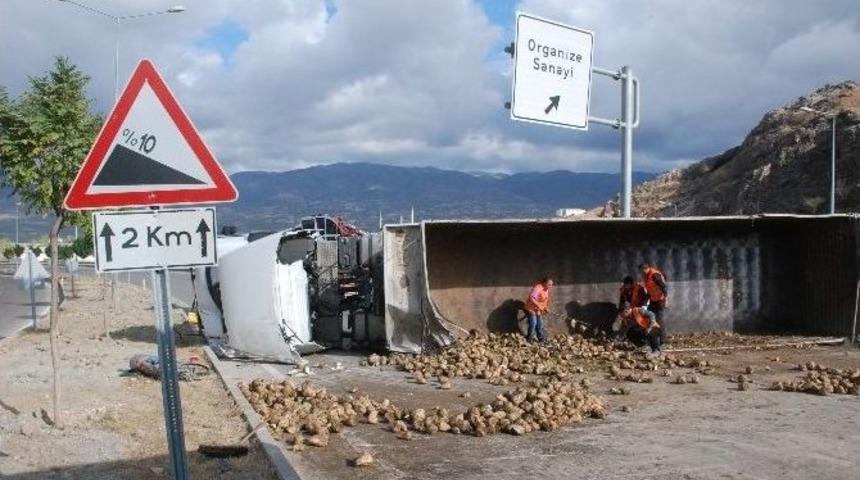 Tokat&rsquo;ta Pancar Y&uuml;kl&uuml; Tır Devrildi: 1 Yaralı
