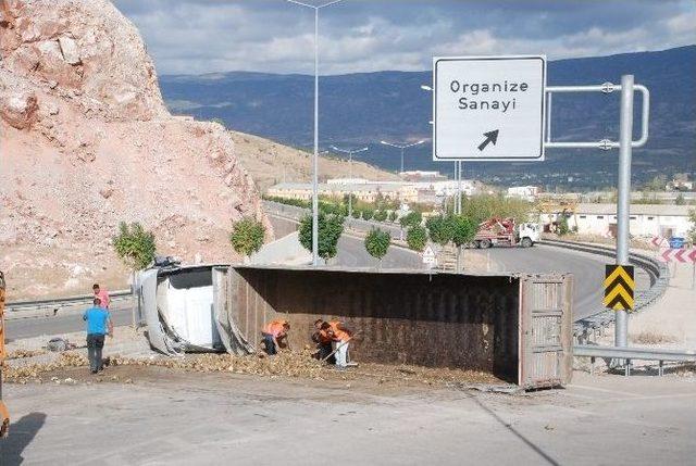 Tokat’ta Pancar Yüklü Tır Devrildi: 1 Yaralı