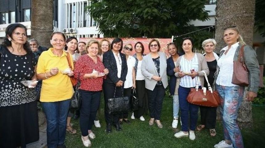 Aşure Kazanları Konak Meydanında Kaynadı