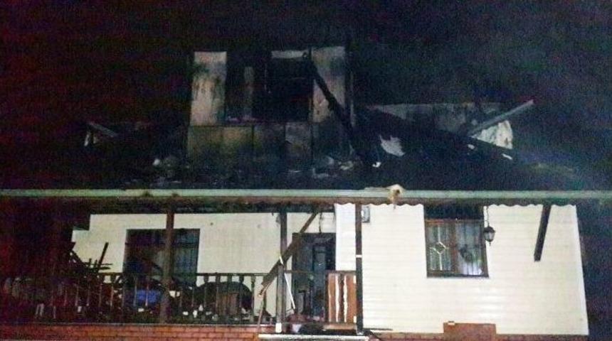 Ara&ccedil; Trafiğine Kapalı Olan Dağ Evi Yanarak K&uuml;le D&ouml;nd&uuml;